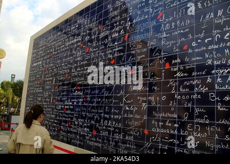 SUZHOU, CHINA - 31. OKTOBER 2022 - die Bürger sehen und posieren für Fotos neben der Französischen Liebesmauer im Ligongdi Kultur- und Kreativblock von Suzho Stockfoto