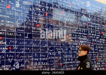 SUZHOU, CHINA - 31. OKTOBER 2022 - die Bürger sehen und posieren für Fotos neben der Französischen Liebesmauer im Ligongdi Kultur- und Kreativblock von Suzho Stockfoto