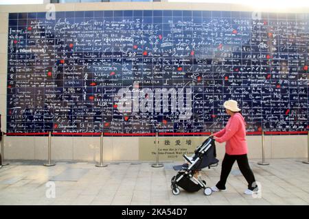 SUZHOU, CHINA - 31. OKTOBER 2022 - die Bürger sehen und posieren für Fotos neben der Französischen Liebesmauer im Ligongdi Kultur- und Kreativblock von Suzho Stockfoto