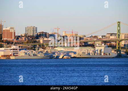 DIE HMCS Montréal und die MV Astéix dockten an der HMC Dockyard an, die zur Canadian Forces Base Halifax gehört, einem Marinestützpunkt am Hafen von Halifax in Nova Scotia, Kanada Stockfoto