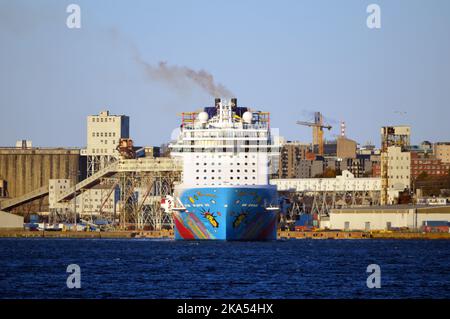 Norwegian Breakaway, ein von der Norwegian Cruise Line (NCL) betriebenes Kreuzschiff, das im Hafen von Halifax, Nova Scotia, Kanada, andockt (Oktober 2022) Stockfoto