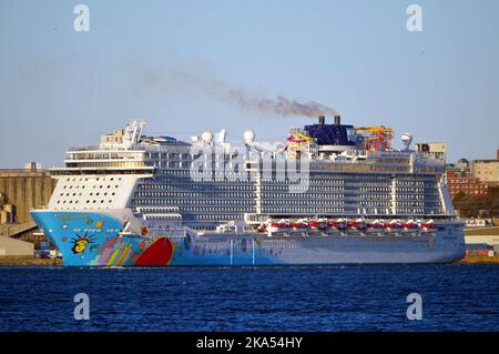 Norwegian Breakaway, ein von der Norwegian Cruise Line (NCL) betriebenes Kreuzschiff, das im Hafen von Halifax, Nova Scotia, Kanada, andockt (Oktober 2022) Stockfoto