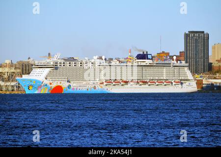 Norwegian Breakaway, ein von der Norwegian Cruise Line (NCL) betriebenes Kreuzschiff, das im Hafen von Halifax, Nova Scotia, Kanada, andockt (Oktober 2022) Stockfoto