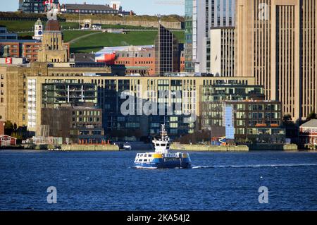 Die Halifax Transit-Fähre „Vincent Coleman“ fährt im Oktober 2022 an der Uferpromenade von Halifax an der Queen's Marque vorbei Stockfoto