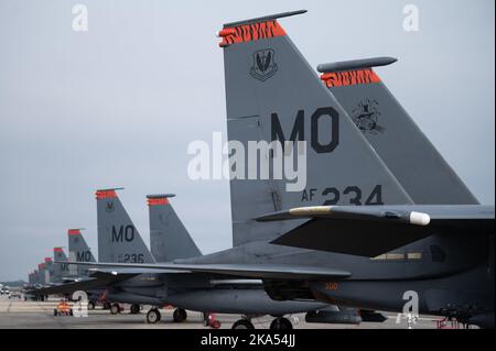 US Air Force F-15E Strike Eagles, die dem 391. Fighter Generation Squadron, Mountain Home Air Force Base, Idaho, zugewiesen wurden, führen die Fluglinie auf der Tyndall AFB, Florida, 28. Oktober 2022. Die Einheit besuchte Tyndall, um an der karierten Flagge 23-1 teilzunehmen. Checkered Flag ist eine großräutige Luftübung, die die Bereitschaft und Interoperabilität durch den Einbau von Flugzeugen der 4.- und 5.-Generation während der Luft-Luft-Kampfausbildung fördert. Die 23-1 Iteration der Übung fand am 31. Oktober - 9. November 2022 statt. (USA Luftwaffe Foto von Senior Airman Anabel Del Valle) Stockfoto