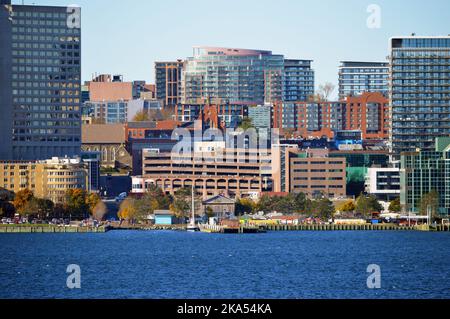 Blick auf das leerstehende Ralston Building und das Metropark Parkhaus in der Innenstadt von Halifax, Nova Scotia, Oktober 2022 Stockfoto