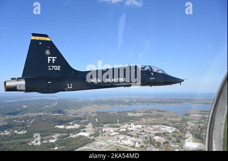 GEMEINSAME BASIS LANGLEY-EUSTIS, VA – Ein T-38 Talon aus dem 7. Fighter Training Squadron kehrt von der Durchführung einer simulierten Schlacht zur Erinnerung an die Schlacht von Großbritannien zurück, die vom 1. Fighter Wing auf der gemeinsamen Basis Langley-Eustis, Virginia, am 21. Oktober 2022 abgehalten wurde. Die Gedenkfeier wiederholte viele Aspekte der Schlacht von Großbritannien, wie die Teilnehmer, die beide Seiten der Schlacht repräsentieren, die sich darum bemühen, eine unbekannte Anzahl von Gegnern zu treffen, die ihren Luftraum betreten. (USA Air Force Foto von Tech. Sgt. Matthew Coleman-Foster) Stockfoto