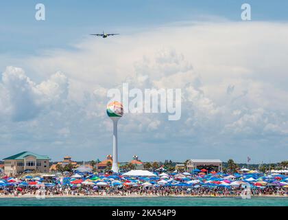 PENSACOLA, Florida (9. Juli 2022) das Demonstrationsgeschwader der Marine, der C-130J Super Hercules der Blue Angels, fliegt während der Pensacola Beach Air Show über Pensacola Beach. Die Blue Angels führen Flugvorführungen an 32 Standorten im ganzen Land durch, um der amerikanischen Öffentlichkeit die Teamarbeit und Professionalität der US-Marine und des Marine Corps zu demonstrieren. (USA Marineblau Foto von MC1 Cody Decchio) Stockfoto