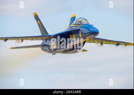 VIDALIA, Georgien (21. April 2022) LT. Cmdr. Cary Rickoff, der dem Demonstrationsgeschwader der Marine, den Blue Angels, zugewiesen wurde, führt das schleierende Passmanöver in einer F/A-18 Super Hornet während des Vidalia Onion Festivals durch. Die Blue Angels führen Flugvorführungen an 32 Standorten im ganzen Land durch, um den Stolz und die Professionalität der US-Marine und des Marine Corps der amerikanischen Öffentlichkeit zu zeigen. (USA Navy Foto von MC1 Cody Decchio/veröffentlicht) Stockfoto