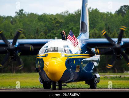 VIDALIA, Georgien (23. April 2022) Gy. Sgt. Michael Burgess, der dem Marine Flight Demonstration Squadron, den Blue Angels, zugewiesen wurde, winkt der Menge während des Vidalia Onion Festivals zu. Die Blue Angels führen Flugvorführungen an 32 Standorten im ganzen Land durch, um den Stolz und die Professionalität der US-Marine und des Marine Corps der amerikanischen Öffentlichkeit zu zeigen. (USA Navy Foto von MC1 Cody Decchio/veröffentlicht) Stockfoto