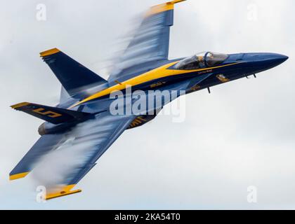 VERO BEACH, Florida (28. April 2022) LT. Cmdr. Cary Rickoff, der dem Navy Flight Demonstration Squadron, den Blue Angels, zugewiesen wurde, führt während der Vero Beach Air Show eine Drehung in einem minimalen Radius durch. Die Blue Angels führen Flugvorführungen an 32 Standorten im ganzen Land durch, um den Stolz und die Professionalität der US-Marine und des Marine Corps der amerikanischen Öffentlichkeit zu zeigen. (USA Navy Foto von MC1 Cody Decchio/veröffentlicht) Stockfoto