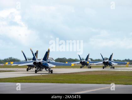 VERO BEACH, Florida (28. April 2022) das Navy Flight Demonstration Squadron, das Blue Angels Taxi auf der Fluglinie während der Vero Beach Air Show. Die Blue Angels führen Flugvorführungen an 32 Standorten im ganzen Land durch, um den Stolz und die Professionalität der US-Marine und des Marine Corps der amerikanischen Öffentlichkeit zu zeigen. (USA Navy Foto von MC1 Cody Decchio/veröffentlicht) Stockfoto