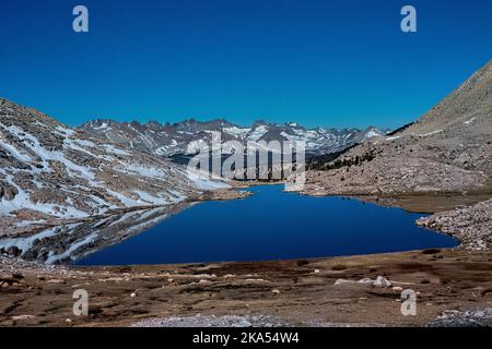 Guitar Lake unterhalb von Mount Whitney im High Sierras, Sequoia-Kings Canyon National Park, Pacific Crest Trail, USA Stockfoto