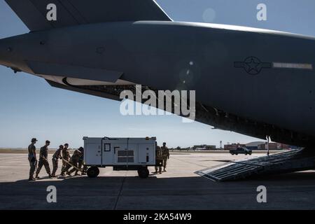 Flieger mit dem 137. Special Operations Logistics Readiness Squadron (SOLRS), der Oklahoma National Guard und 321. Contingency Response Squadron (CRS), Joint Base McGuire-Dix-Lakehurst, New Jersey, laden Fracht auf einen C-17 Globemaster III auf der will Rogers Air National Guard Base, Oklahoma City, 13. Oktober 2022. Die 137. SOLRS-Mitglieder und 321. CRS-Mitglieder arbeiteten zwei Wochen lang zusammen, um die Passagier- und Frachtbewegung durchzuführen und mit der aktiven und Reserve-Besatzung zusammenzuarbeiten, die auf der gemeinsamen Basis Charleston stationiert war, um die Operation abzuschließen. (USA Foto der Air National Guard von Tech. Sgt. Brigette Waltermire) Stockfoto