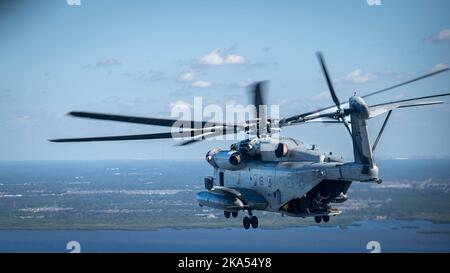 Ein CH-53E Super Hengst, der der Heavy Marine Helicopter Training Unit 302, Marine Corps Station New River, North Carolina, zugewiesen wurde, fliegt über Orlando, Florida, 26. Oktober 2022. Die Mission von HMHT-302 ist es, für alle CH-53E Super Stallion Marine Corps Piloten und die Luftbesatzung ein kampffähiges Hubschrauberflugtraining durchzuführen. (USA Air Force Airman 1.-Klasse Lauren Cobin) Stockfoto