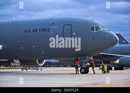 Ein KC-46A Pegasus kommt auf der Joint Base an McGuire-Dix-Lakehurst, N.J., 28. Oktober 2022. Der KC-46A unterstützt fast 70 % aller Empfangsflugzeuge, die vom U.S. Transportation Command eine Unterstützung für die Luftbetankung anfordern. (USA Luftwaffe Foto von Senior Airman Joseph Morales) Stockfoto