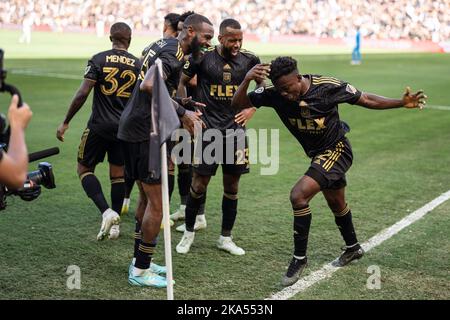 Der FC Los Angeles-Stürmer Kwadwo Opoku (22) feiert mit seinen Teamkollegen, nachdem er im Finale der MLS Western Conference gegen die Aust ein Tor erzielt hat Stockfoto