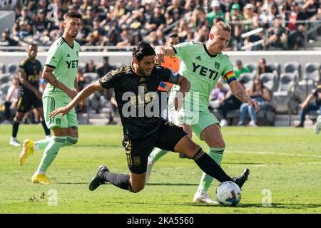 Los Angeles FC-Stürmer Carlos Vela (10) kämpft während des MLS Western Conference Finals um den Besitz gegen den Austin FC Mittelfeldspieler Alexander Ring (8) Stockfoto