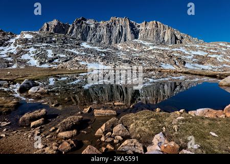 Hitchcock Lake unterhalb des Mount Hitchcock in den High Sierras, Sequoia-Kings Canyon National Park, Pacific Crest Trail, USA Stockfoto