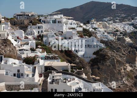 Oia, Santorini, Griechenland. 2022. Berggebäude in der Stadt Oia auf der Insel Santorini in Griechenland. Stockfoto