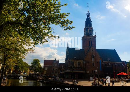 Wiegehaus mit Uhrturm am Ufer des Mient Kanals in Alkmaar Stockfoto