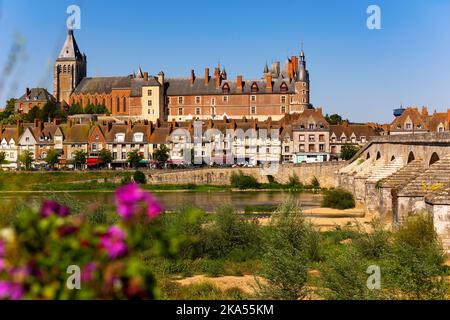 Blick auf Gien mit dem Schloss und der alten Brücke über die Loire, Frankreich Stockfoto