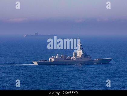221028-N-YD731-1537 ADRIA (OKT 28, 2022) Ālvaro de Bazán-Klasse ESPS Cristóbal Colón (F105) durchfliegt die Adria mit dem Flugzeugträger USS George H. W. Bush (CVN 77) der Nimitz-Klasse während der von der NATO geführten Wachsamkeit Neptune Strike 2022,2 (NEST 22,2), 28. Oktober 2022. NEST 22,2 ist die natürliche Weiterentwicklung der Fähigkeit der NATO, die High-End-Fähigkeiten der maritimen Kriegsführung einer Trägerstreikgruppe zu integrieren, um die Verteidigung des Bündnisses in Europa zu unterstützen. Die GHWB Carrier Strike Group (CSG) befindet sich im geplanten Einsatzgebiet der US Naval Forces Europe, beschäftigt von U Stockfoto