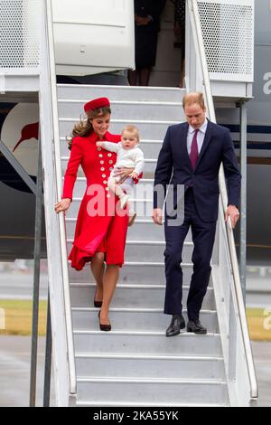 Der Herzog und die Herzogin von Cambridge mit Prinz George treffen am Montag, den 07. April, im Militärterminal von Wellington, Wellington, Neuseeland, ein. 2014. Stockfoto