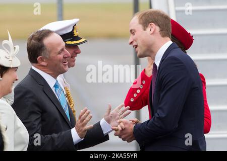 Der Herzog und die Herzogin von Cambridge treffen mit Prinz George auf Premierminister John Key, als sie am Militärterminal von Wellington, Wellington, New ZEAL, ankommen Stockfoto