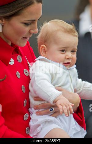 Die Herzogin von Cambridge mit Prinz George kommt am Montag, den 07. April, im Militärterminal von Wellington, Wellington, Neuseeland, an. 2014. Stockfoto