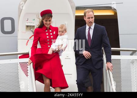Der britische Prinz William und Catherine, Herzogin von Cambridge mit Prinz George, kommen zu ihrem Besuch in Neuseeland am Internationalen Flughafen We an Stockfoto