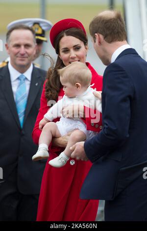 Der britische Prinz William und Catherine, die Herzogin von Cambridge mit Prinz George und Premierminister John Key im Hintergrund kommen zu ihrem Besuch in N Stockfoto