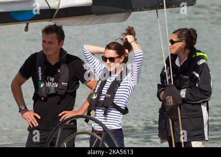 Die Herzogin von Cambridge mit Team New Zealand Skipper Dean Barker, links, bereiten sich auf Matchrace-Segeln auf Americas Cup Yachten, Auckland, Neuseeland Stockfoto