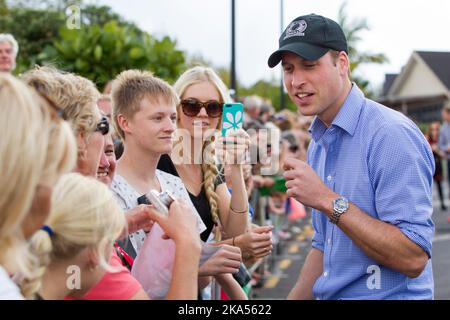 Der Herzog von Cambridge trifft auf wartende Menschenmassen, nachdem er mit Sealegs-Handwerks nach Westpark Marina, Auckland, Neuseeland, reist, Freitag, 11. April, 2014. Stockfoto