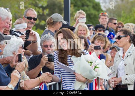 Die Herzogin von Cambridge trifft auf wartende Menschenmassen, nachdem sie mit Sealegs-Handarbeiten nach Westpark Marina, Auckland, Neuseeland, reist, Freitag, 11. April, 2014. Stockfoto