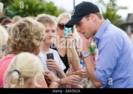 Der Herzog von Cambridge trifft auf eine wartende Menschenmenge, nachdem er mit Sealegs-Handwerk nach Westpark Marina, Auckland, Neuseeland, gereist ist, Freitag, 11. April, 2014. Stockfoto