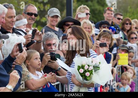 Die Herzogin von Cambridge trifft auf eine wartende Menschenmenge, nachdem sie mit Sealegs-Handwerk nach Westpark Marina, Auckland, Neuseeland gereist ist, Freitag, 11. April, 2014 Stockfoto