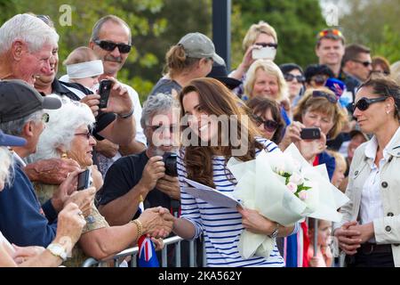 Die Herzogin von Cambridge trifft auf eine wartende Menschenmenge, nachdem sie mit Sealegs-Handwerk nach Westpark Marina, Auckland, Neuseeland gereist ist, Freitag, 11. April, 2014 Stockfoto