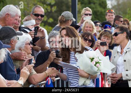 Die Herzogin von Cambridge trifft auf eine wartende Menschenmenge, nachdem sie mit Sealegs-Handwerk nach Westpark Marina, Auckland, Neuseeland gereist ist, Freitag, 11. April, 2014 Stockfoto