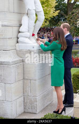 Der Herzog und die Herzogin von Cambridge platzieren zwei Rosen auf dem war Memorial, Cambridge, Neuseeland, Samstag, 12. April, 2014. Stockfoto