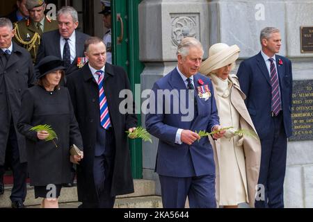 Der Prinz von Wales und die Herzogin von Cornwall besuchen das National war Memorial in Neuseeland und legen einen Farn auf das Grab des Unbekannten Kriegers Stockfoto