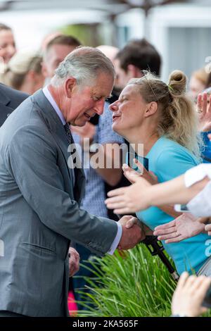 Der Prinz von Wales begrüßt die Menge und erhält einen Kuss von Helen, nachdem er das neuseeländische Jugendausbildungsschiff Spirit of New Zealand besuchte Stockfoto