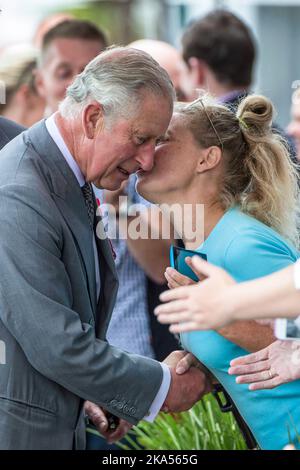 Der Prinz von Wales begrüßt die Menge und erhält einen Kuss von Helen, nachdem er das neuseeländische Jugendausbildungsschiff Spirit of New Zealand besuchte Stockfoto