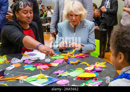 Camilla, Herzogin von Cornwall, beobachtet Handwerksaktivitäten, während sie und Prinz Charles das Wesley Community Centre während ihres königlichen Besuchs besuchen Stockfoto