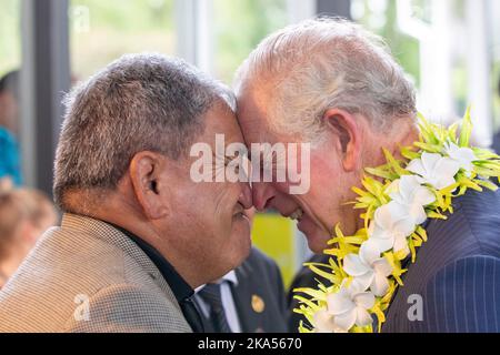 Prinz Charles erhält eine Hongi, wenn er und Camilla, Herzogin von Cornwall, das Wesley Community Centre während ihres königlichen Besuchs in Neuseeland besuchen Stockfoto