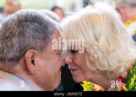 Camilla, Herzogin von Cornwall empfängt, als sie und Prinz Charles während ihres königlichen Besuchs in Neuseeland in Auckland das Wesley Community Center besuchen, Stockfoto