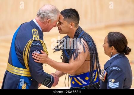 Prinz Charles erhält eine Hongi von einem Krieger, während er und Camilla, Herzogin von Cornwall, an der Präsentation von Queen's Colour auf der RNZAF-Basis Whenuapai teilnehmen Stockfoto