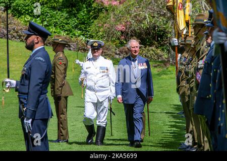 Prinz Charles inspiziert die Wache, während er und Camilla, Herzogin von Cornwall, an einer offiziellen Willkommenszeremonie im Government House teilnehmen Stockfoto