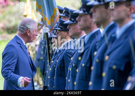 Prinz Charles inspiziert die Wache, während er und Camilla, Herzogin von Cornwall, an einer offiziellen Willkommenszeremonie im Government House teilnehmen Stockfoto