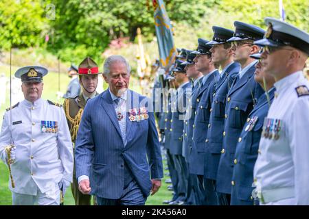 Prinz Charles inspiziert die Wache, während er und Camilla, Herzogin von Cornwall, an einer offiziellen Willkommenszeremonie im Government House teilnehmen Stockfoto